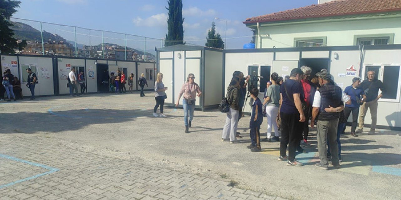Hataylı depremzedeler konteynerlerde oy verdi