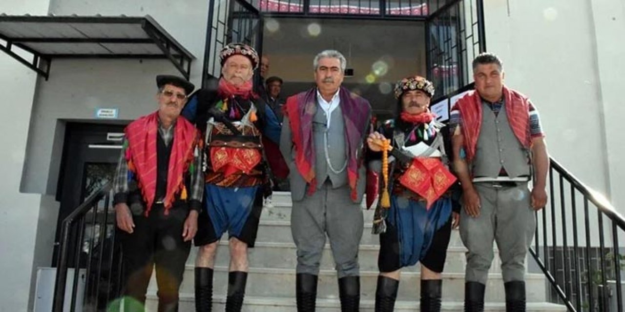 Efe kıyafetleriyle oy kullandılar