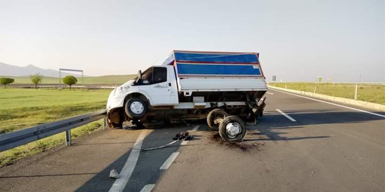 Tarım işçisi aileyi taşıyan kamyonet kaza yaptı