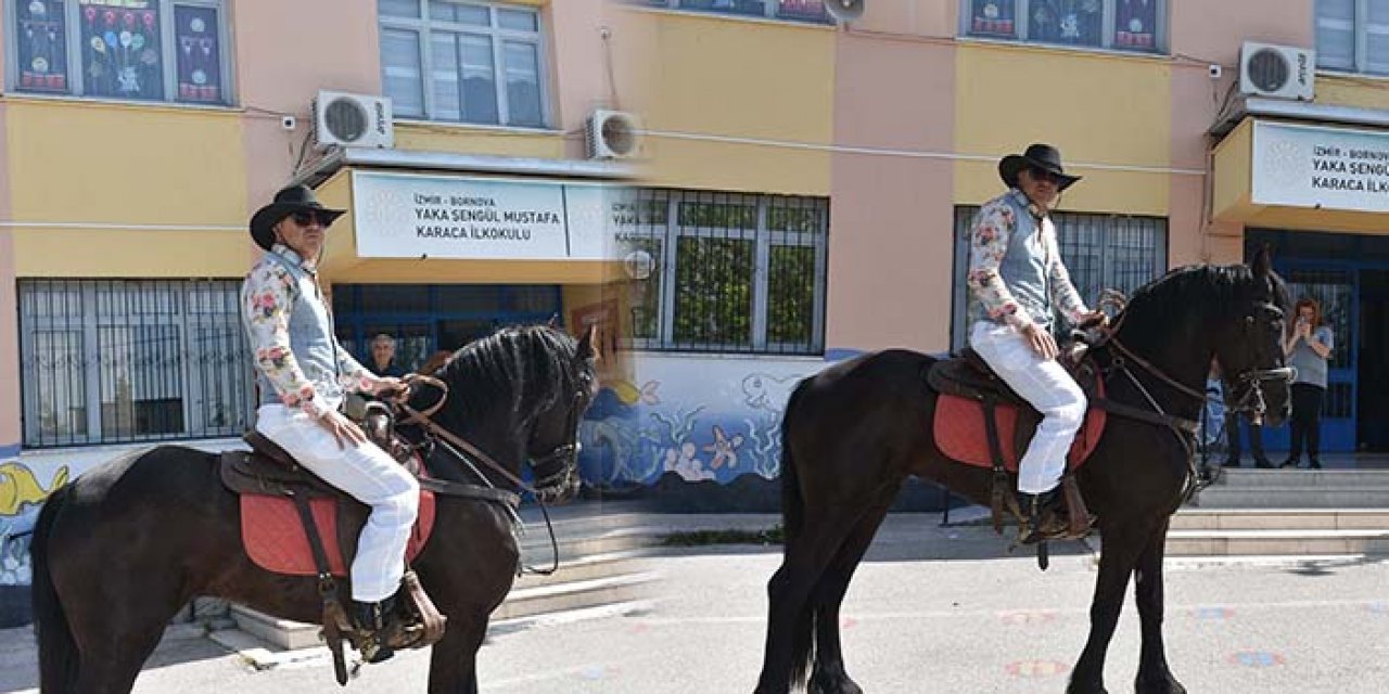 Kovboy kıyafeti giyip at üstünde oy kullanmaya geldi