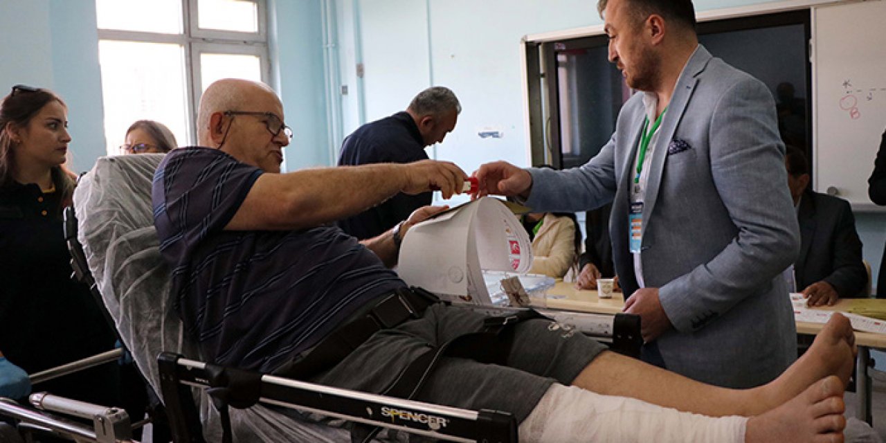 Oy kullanmaya sedye üzerinde geldi