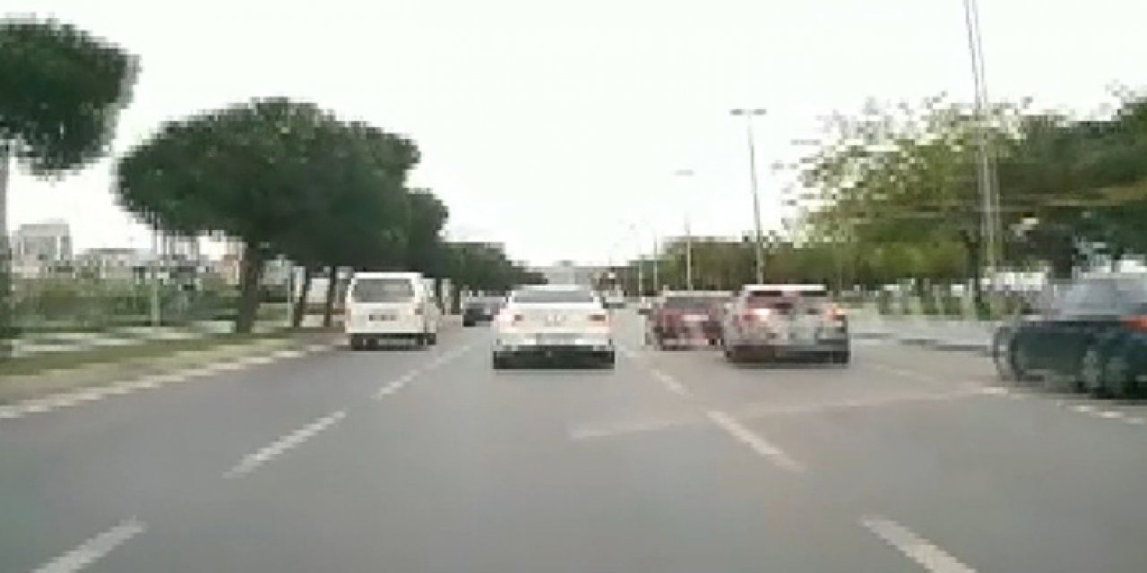 Trafiği tehlikeye atan sürücü kamerada