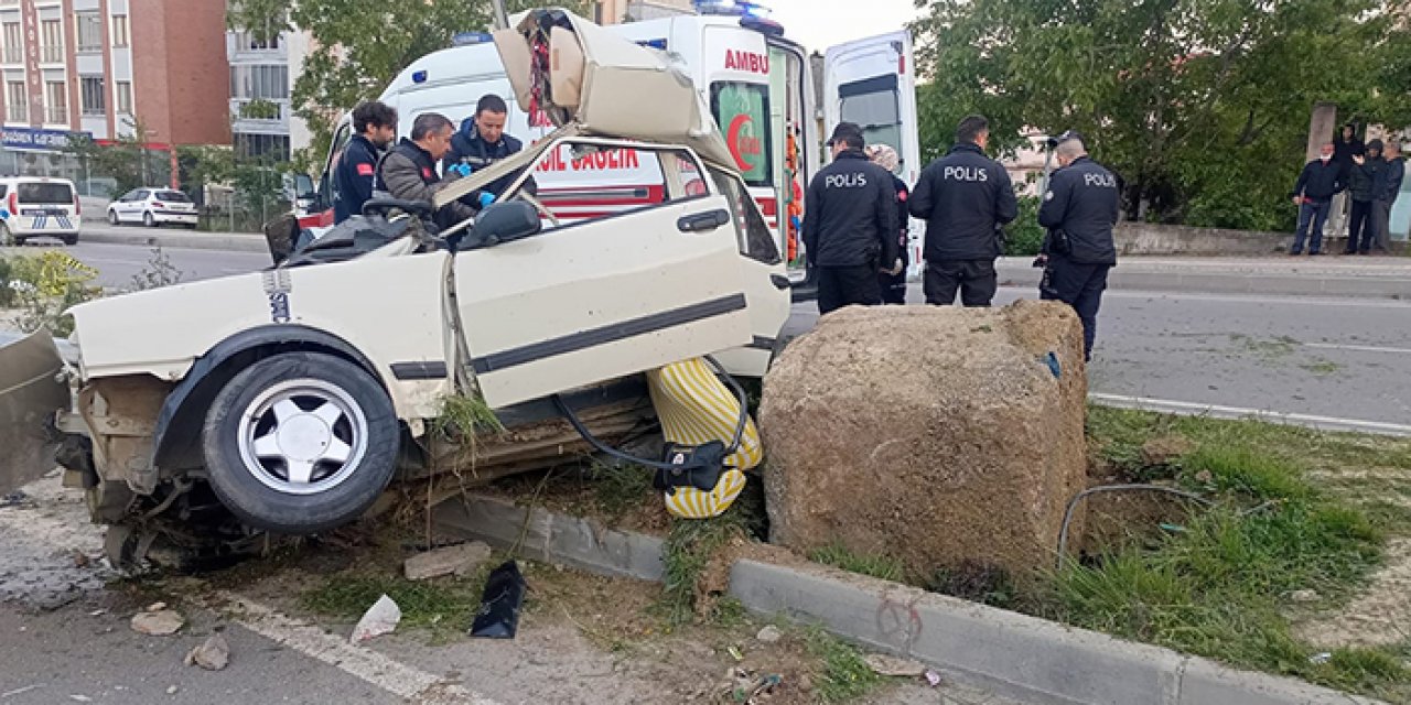 Direğe çarpan otomobil ikiye ayrıldı: 1 ölü 2 yaralı