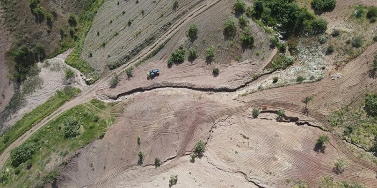 Depremde manzarası değişen iki köy böyle görüntülendi