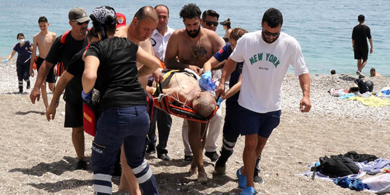 Antalya'da bir su yüzeyinde hareketsiz duran yaşlı adamı kurtardı