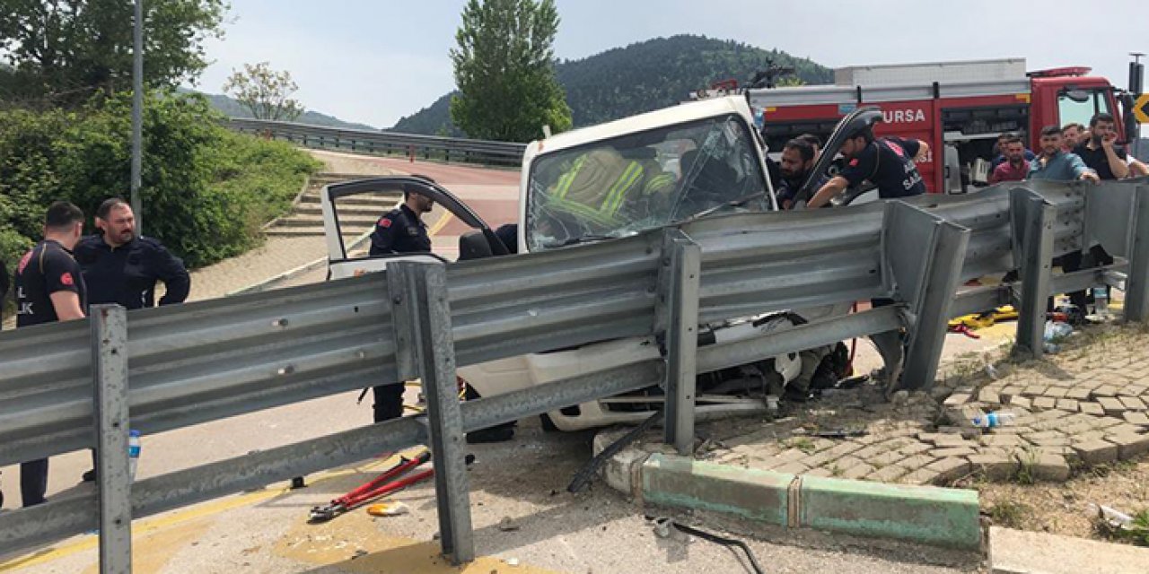 Kamyonet bariyerlere girdi: Sürücü yaralandı