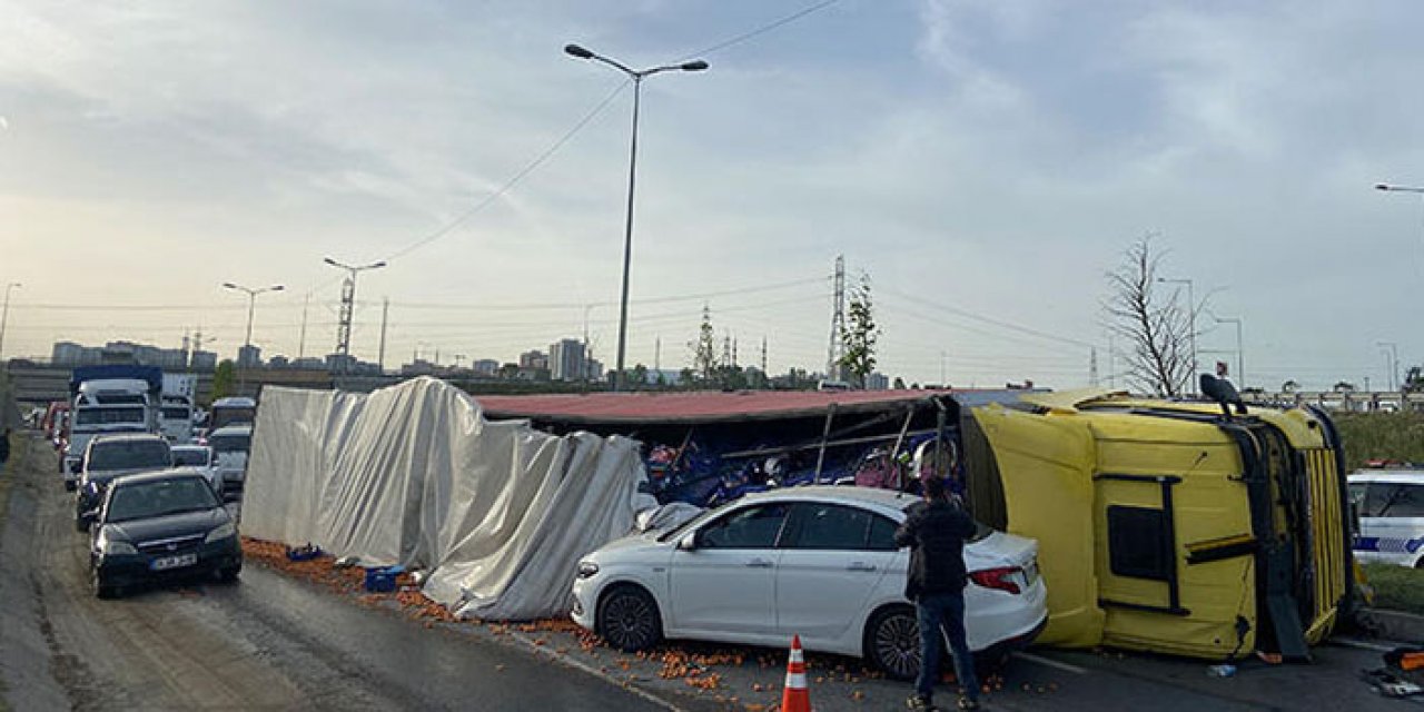 Meyve yüklü TIR otomobilin üzerine devrildi: 2 yaralı