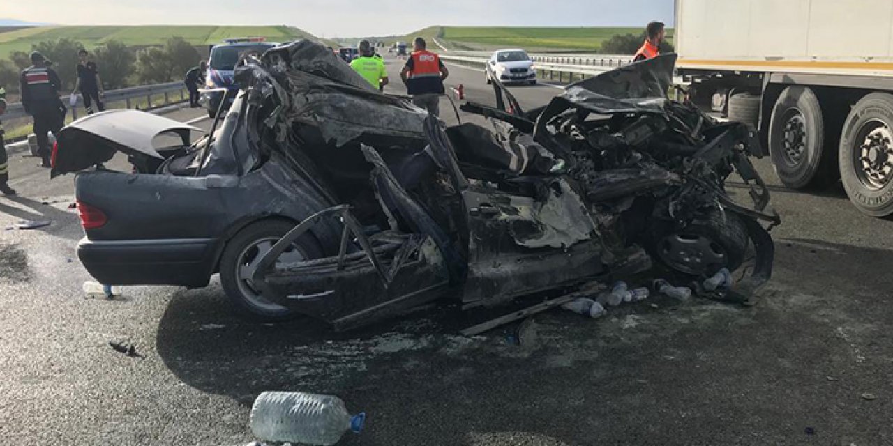 Otomobil TIR'a arkadan çarptı: 1 ölü 1 yaralı