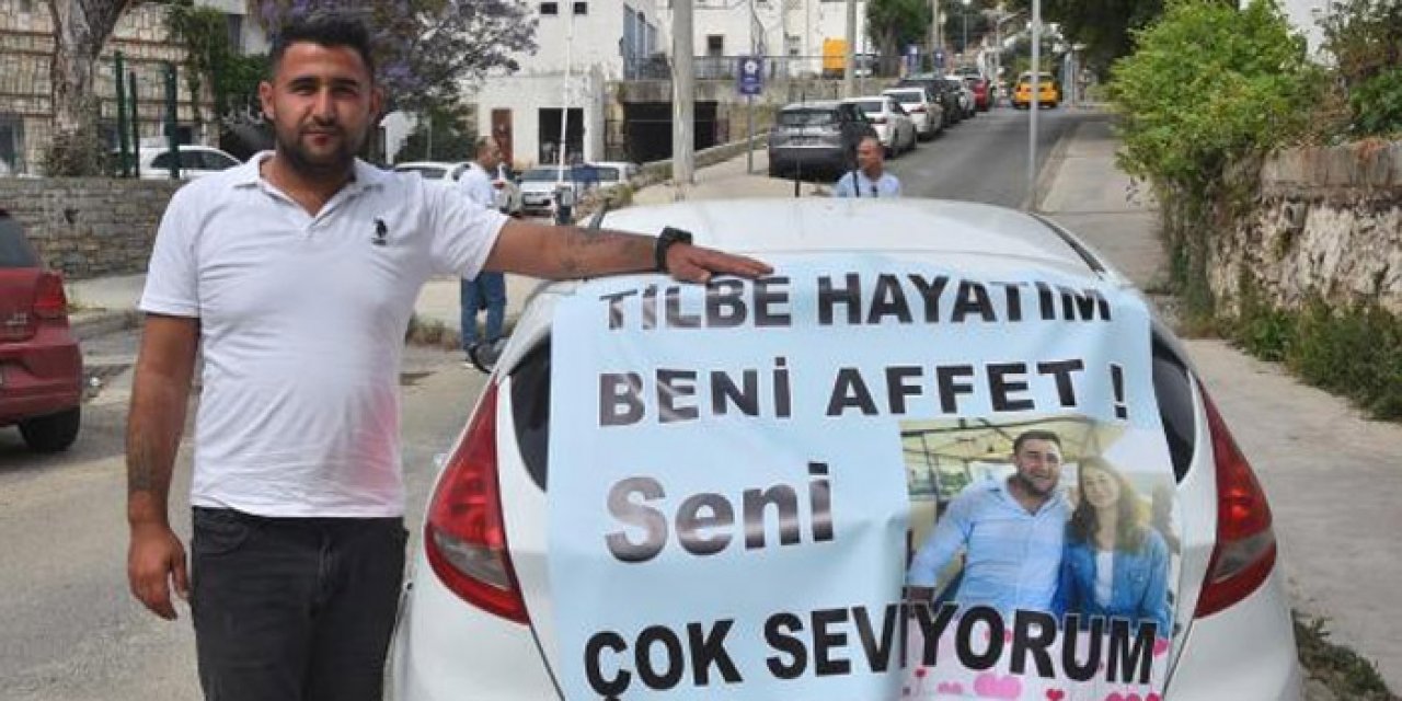 Özür dilemek için otomobilin arkasına pankart taktı