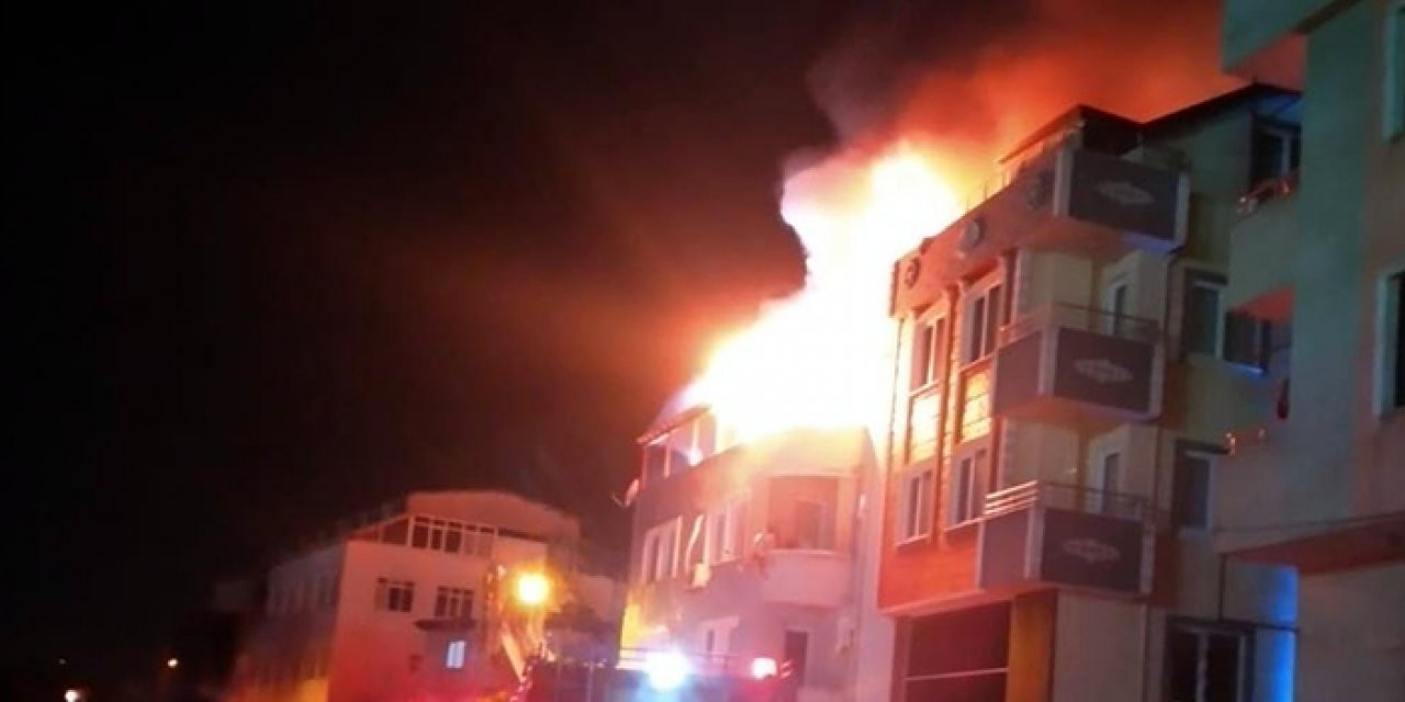 Binanın çatısı alev alev yandı