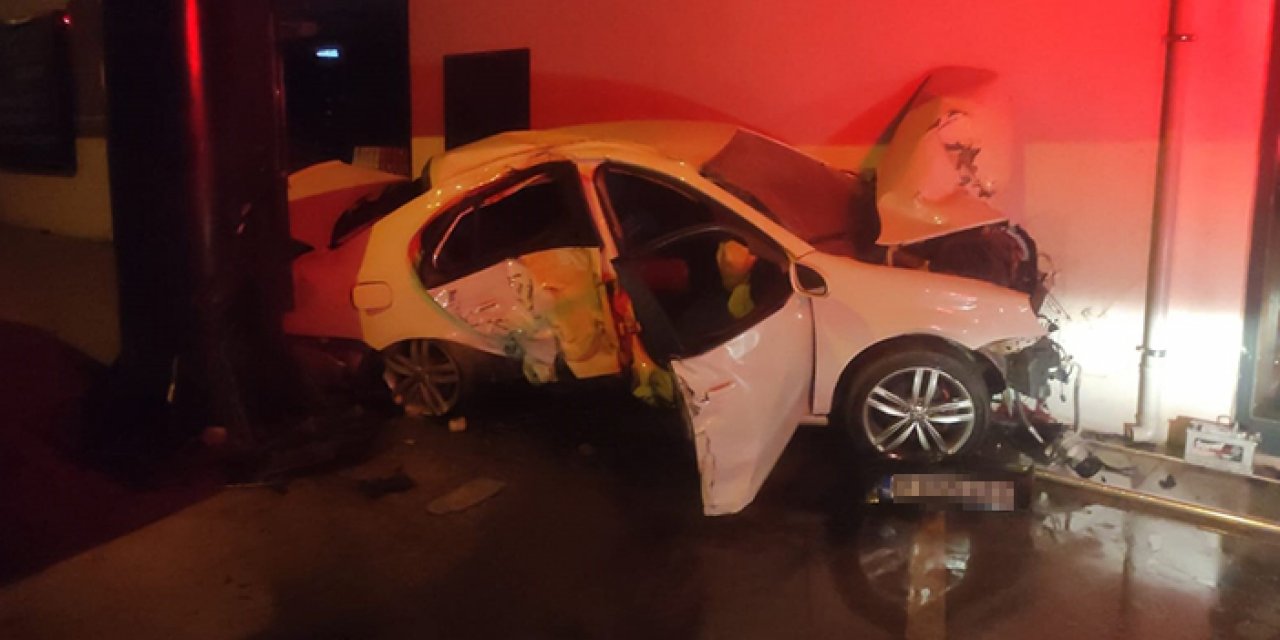 Önce minibüse sonra market duvarına çarptı: 5 yaralı