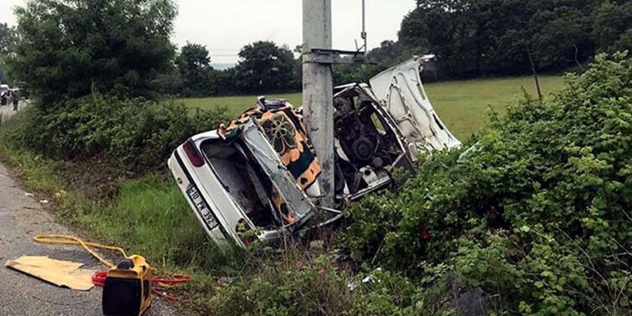 Otomobil elektrik direğine çarptı: 2 ölü 1 yaralı