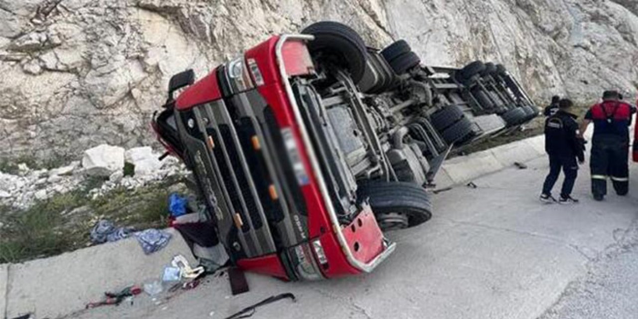 Sebze yüklü tır seyir halindeyken devrildi