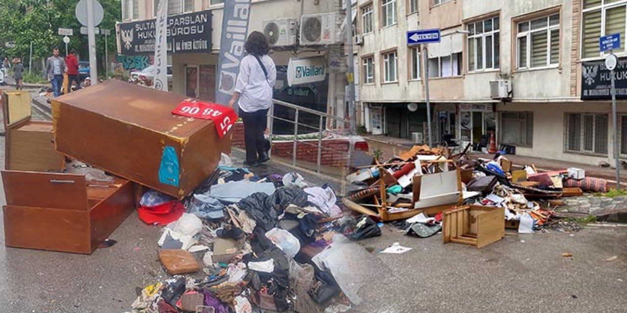 Ölen babasının eşyalarını dışarıya attı: Caddeyi çöplüğe çevirdi