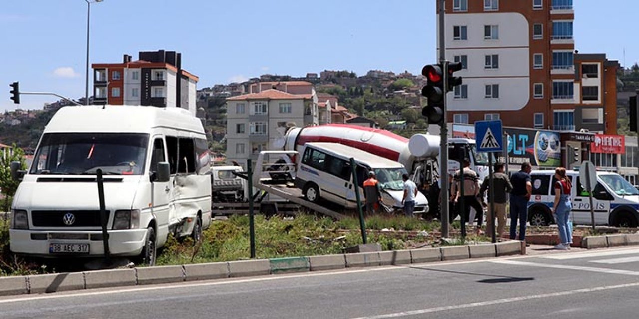 Kayseri’de minibüsler birbirine girdi: 1’i ağır 6 yaralı
