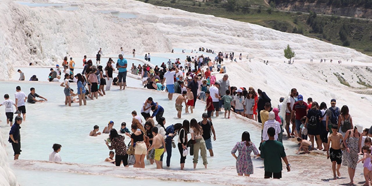 Müzeler Günü sebebiyle ücretsiz olan Pamukkale’ye ziyaretçi akını