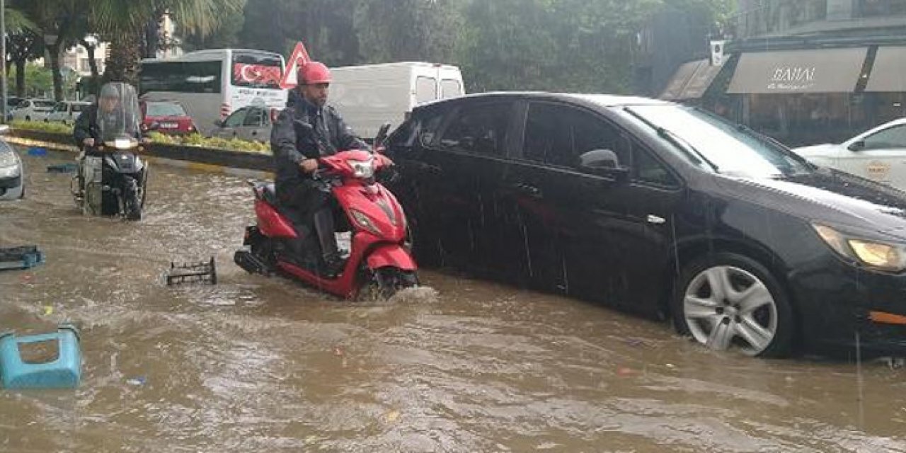 Cadde ve yollar suyla doldu: Sürücüleri zor anlar yaşadı