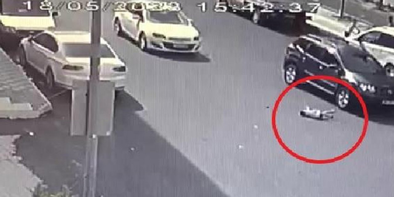 4 yaşındaki çocuk yola fırladı: Kaza anı kaydedildi
