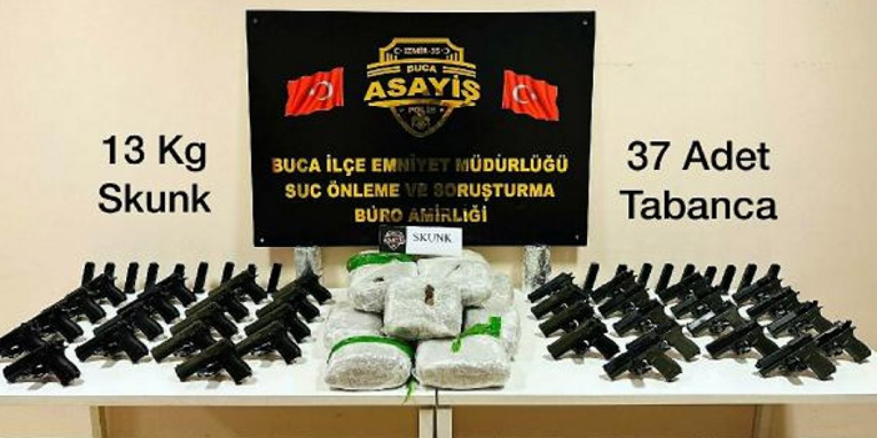İzmir'de ruhsatsız 37 tabanca ve 13 kilo uyuşturucu ele geçirildi