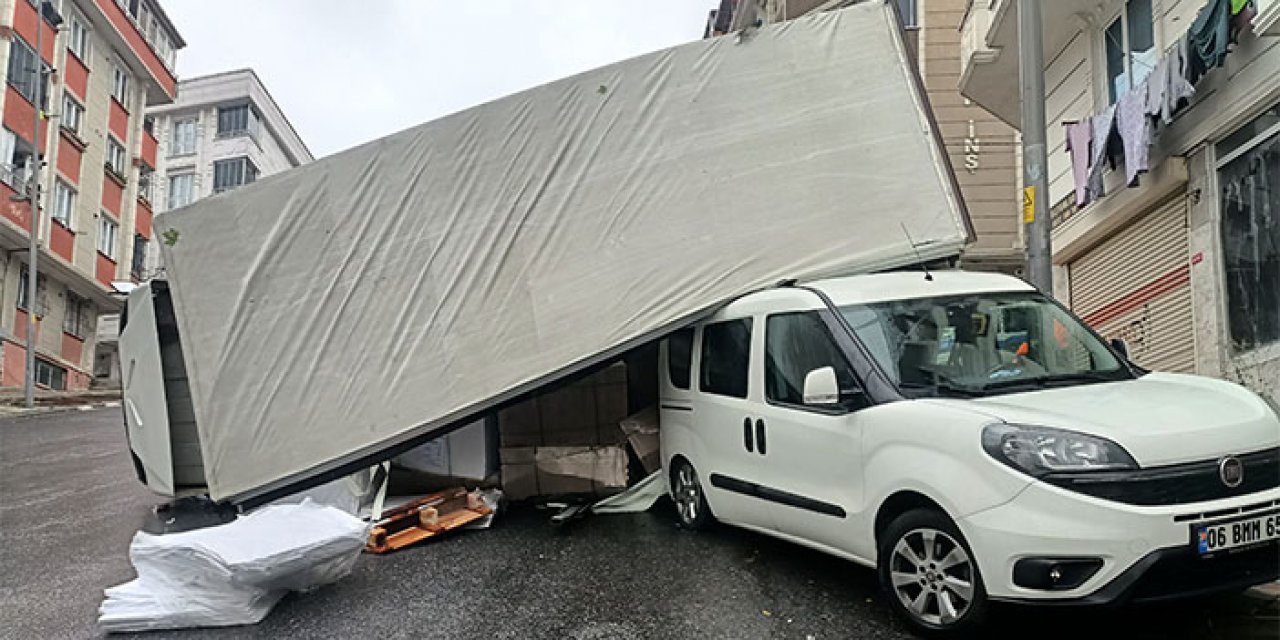 Kâğıt yüklü kamyon aracın üstüne devrildi