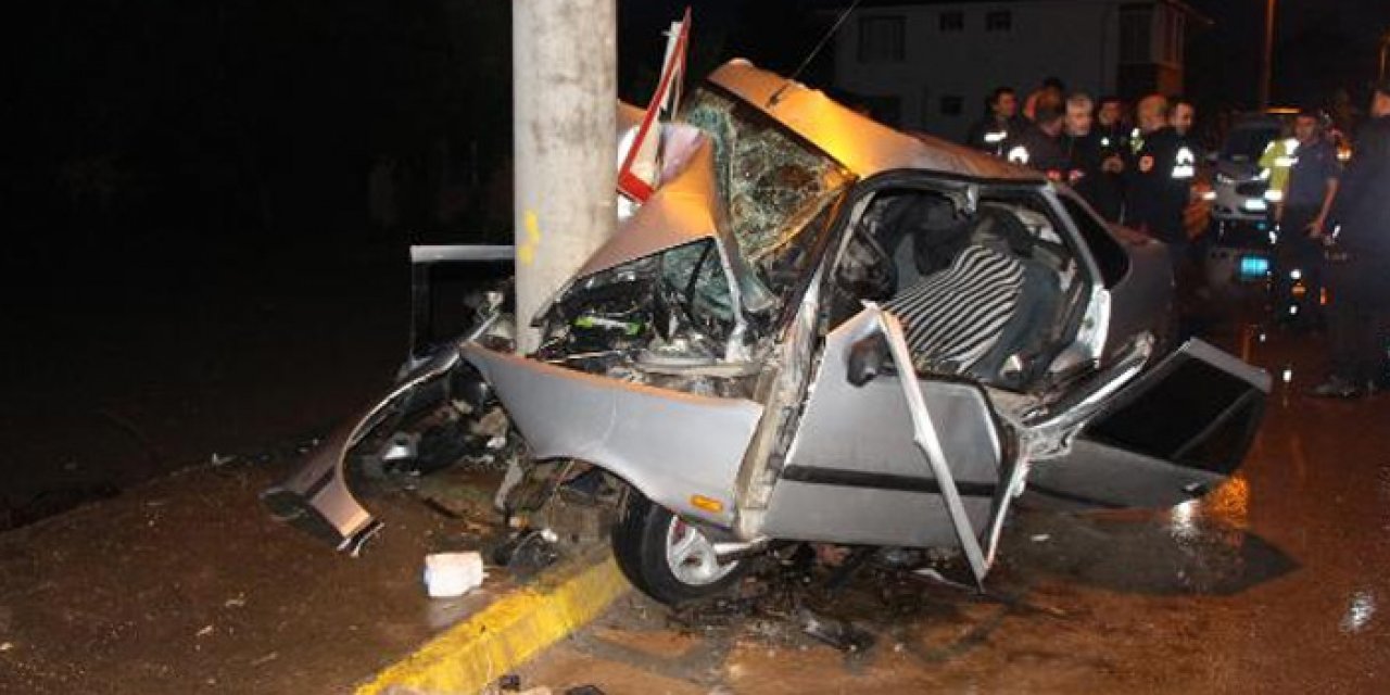 Direksiyonun kontrolünü yitirdi: Aydınlatma direğine çarptı