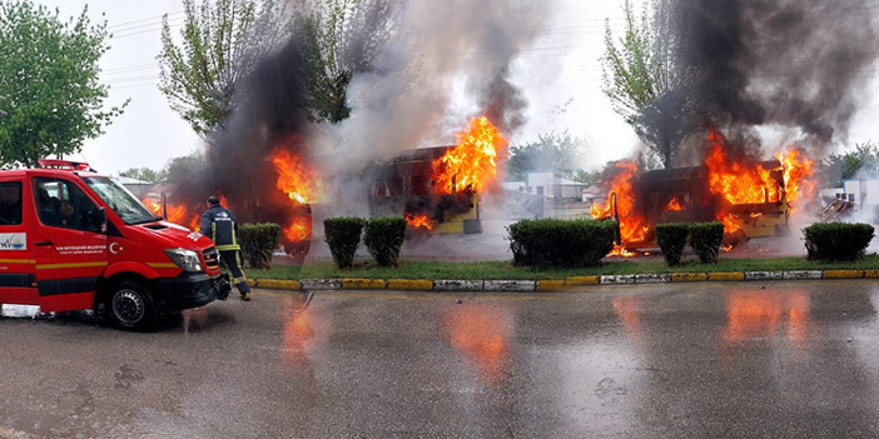 Van'da seyir halinde yanmaya başlayan minibüs alev topuna döndü