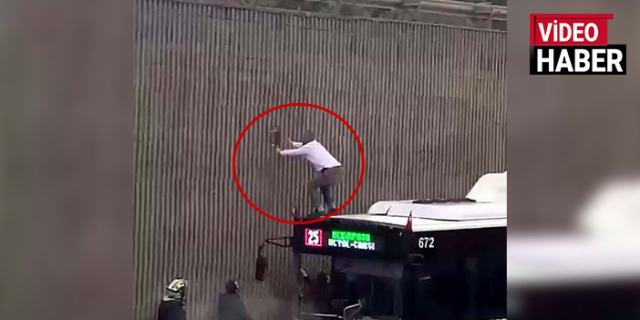 Otobüsün üstüne çıkıp mahsur kalan kediyi kurtardı