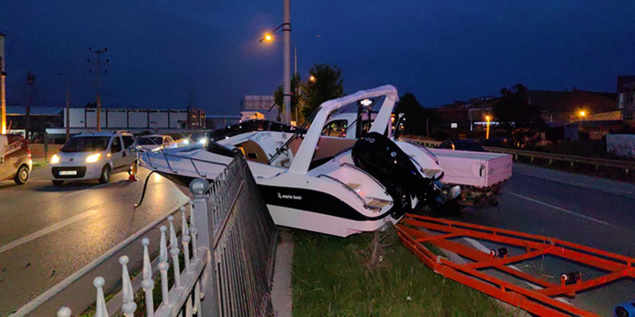 Kazada fırlayan tekne refüjdeki korkuluklara saplandı