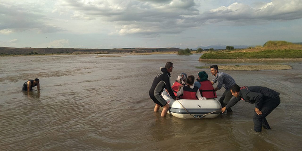 Baraj kapakları açıldı 25 piknikçi mahsur kaldı