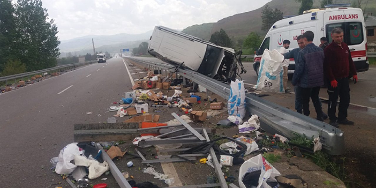 Hafif ticari araç refüje girdi: 2 yaralı