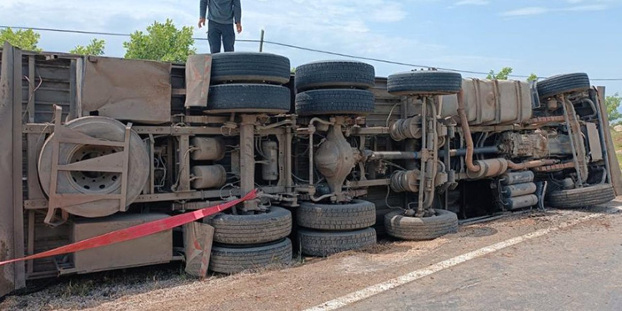 TIR devrildi 102 koyun ve keçi öldü; şoför yaralı