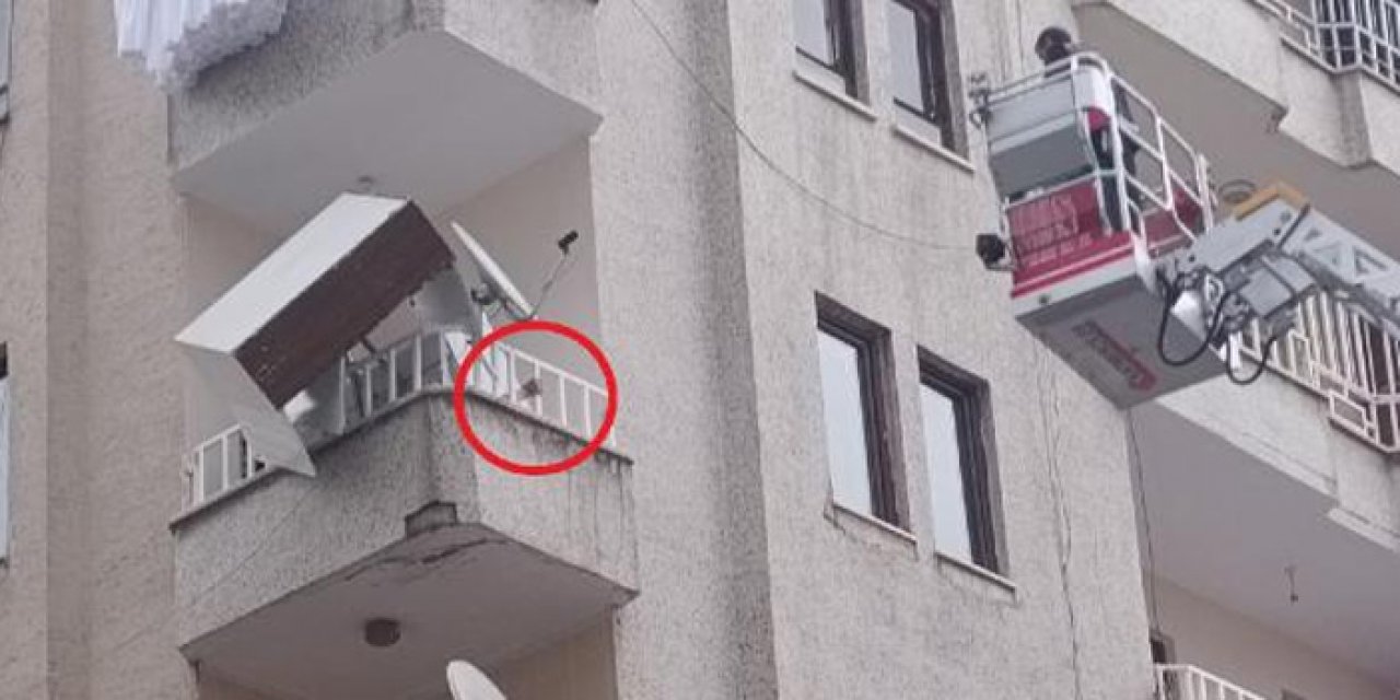 Balkonda otururken dolabın altında kaldı