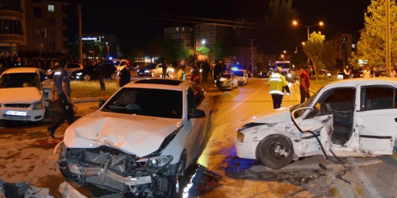 İki otomobil çarpıştı: Biri araçta sıkıştı diğeri kaçtı