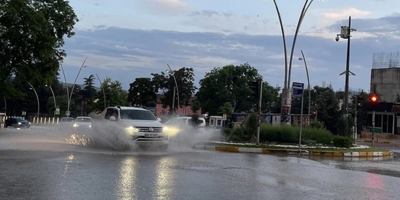 Elazığ ve Karabük'te sağanak yaşamı olumsuz etkiledi