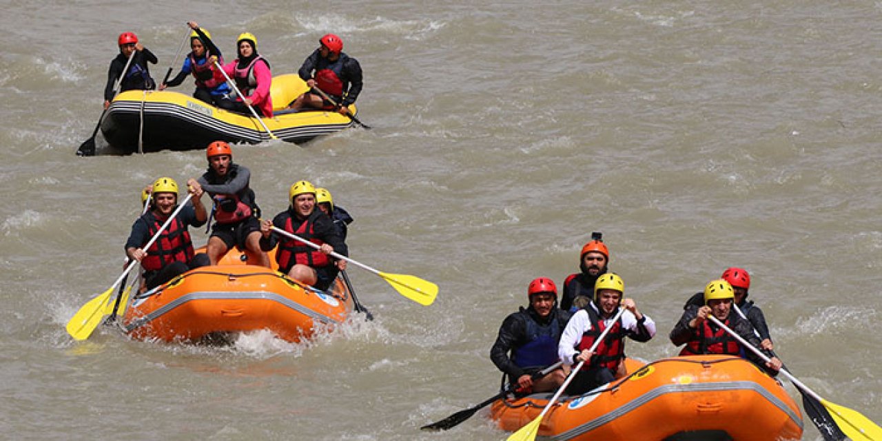 Vanlı kızlar futbolun ardından rafting için ter döküyor