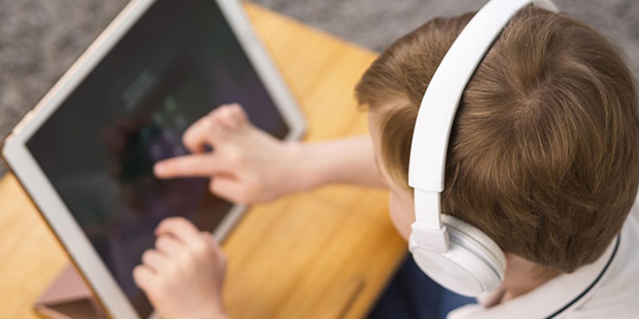 Çocuklar dijital kütüphane sayesinde yüzlerce kitaba ulaşıyor