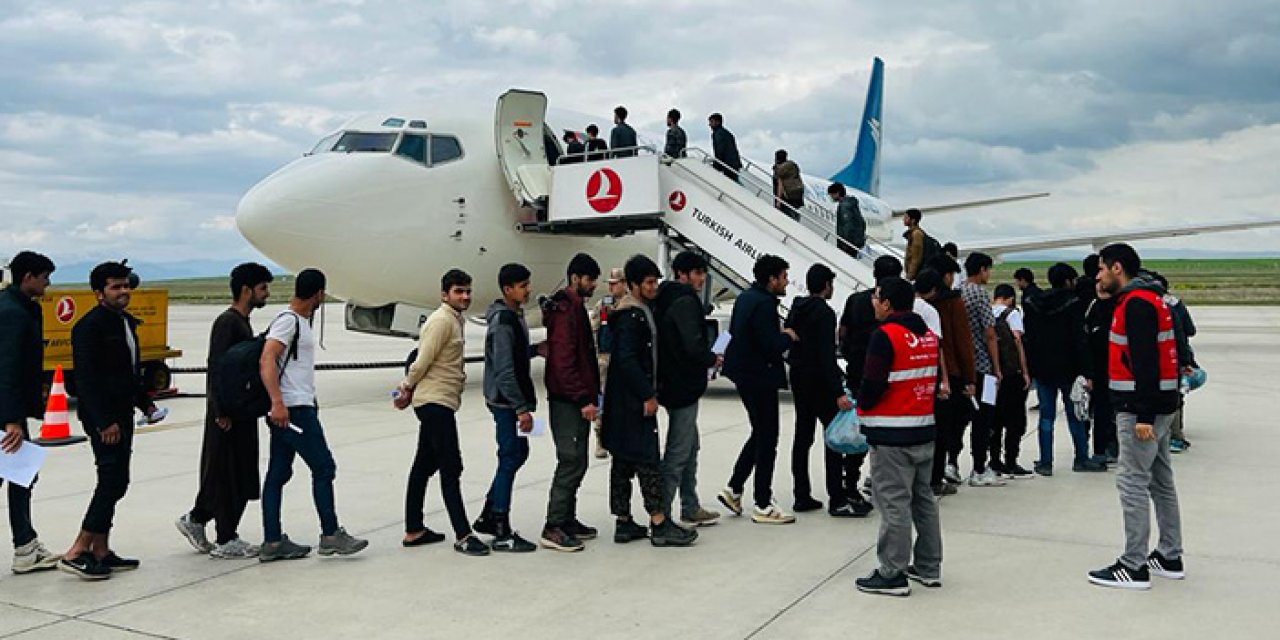 Afganistan uyruklu kaçak göçmenler ülkelerine gönderildi