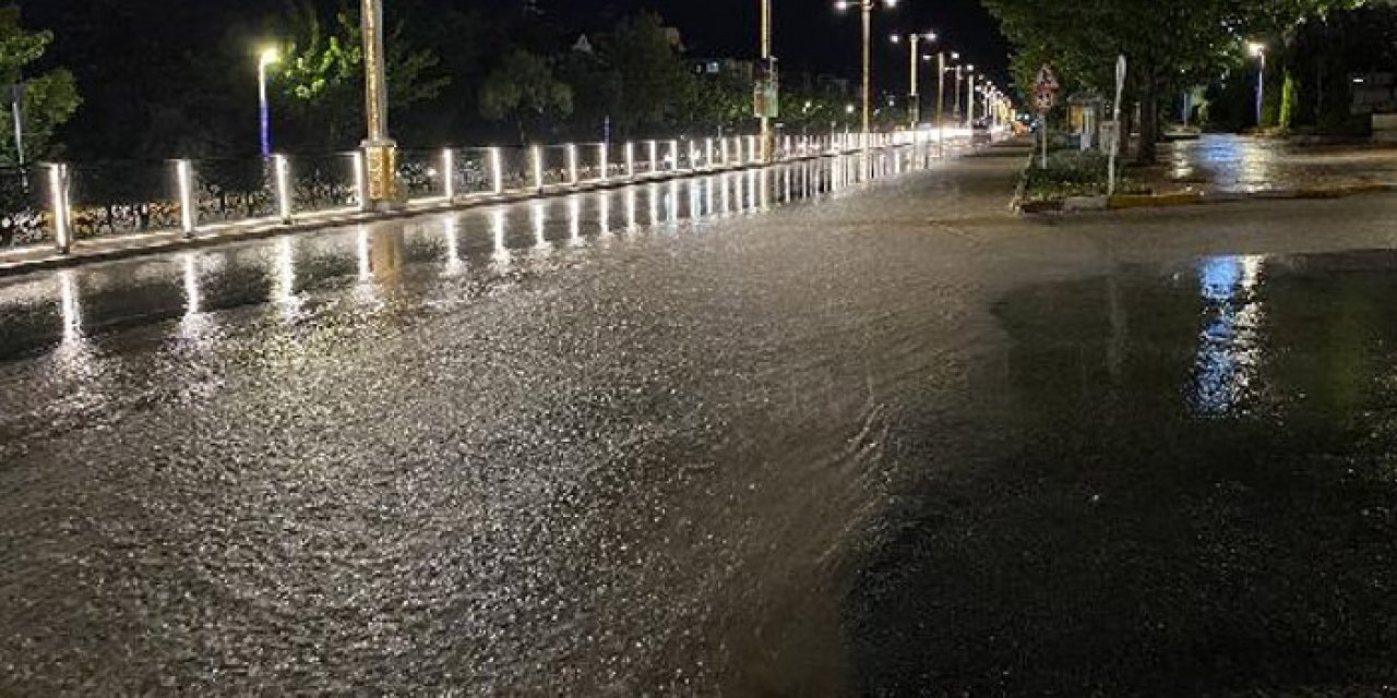 Elazığ’da sağanak: Cadde ve sokakları su bastı