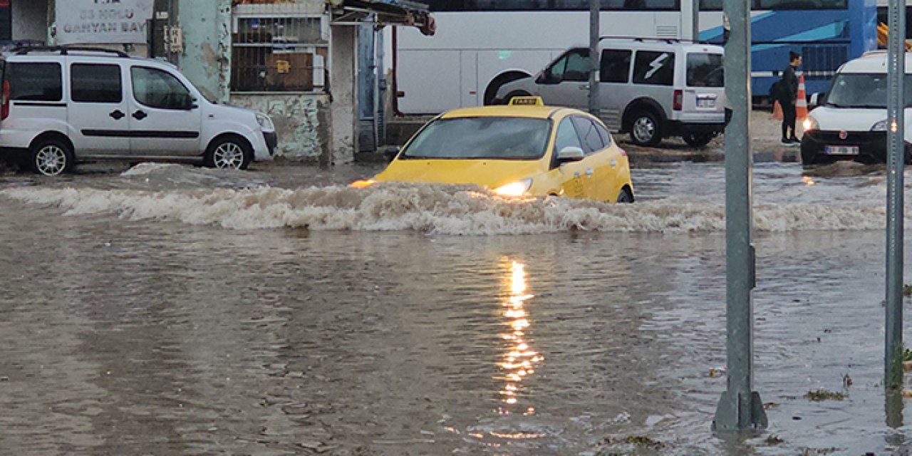 Adana'da sağanak yağış yolları göle döndürdü