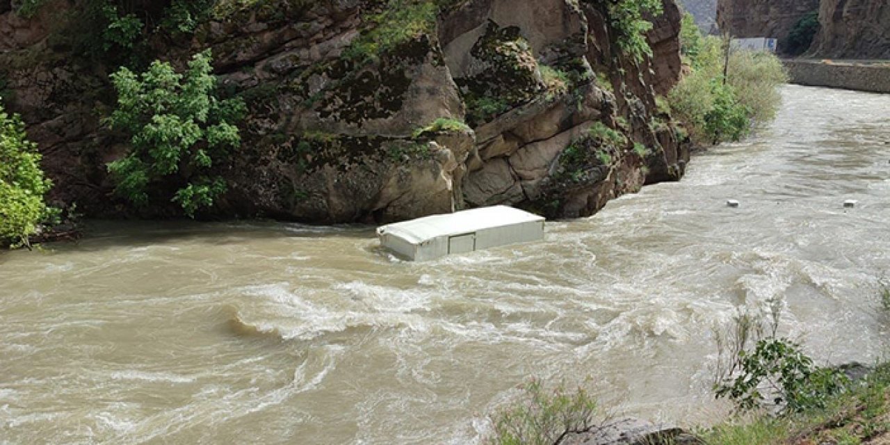 Nehre uçan kamyonetin sürücü aranıyor