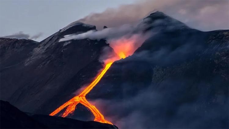 Etna Yanardağı faaliyete geçti! Türkiye etkilenecek mi? İşte resmi açıklama