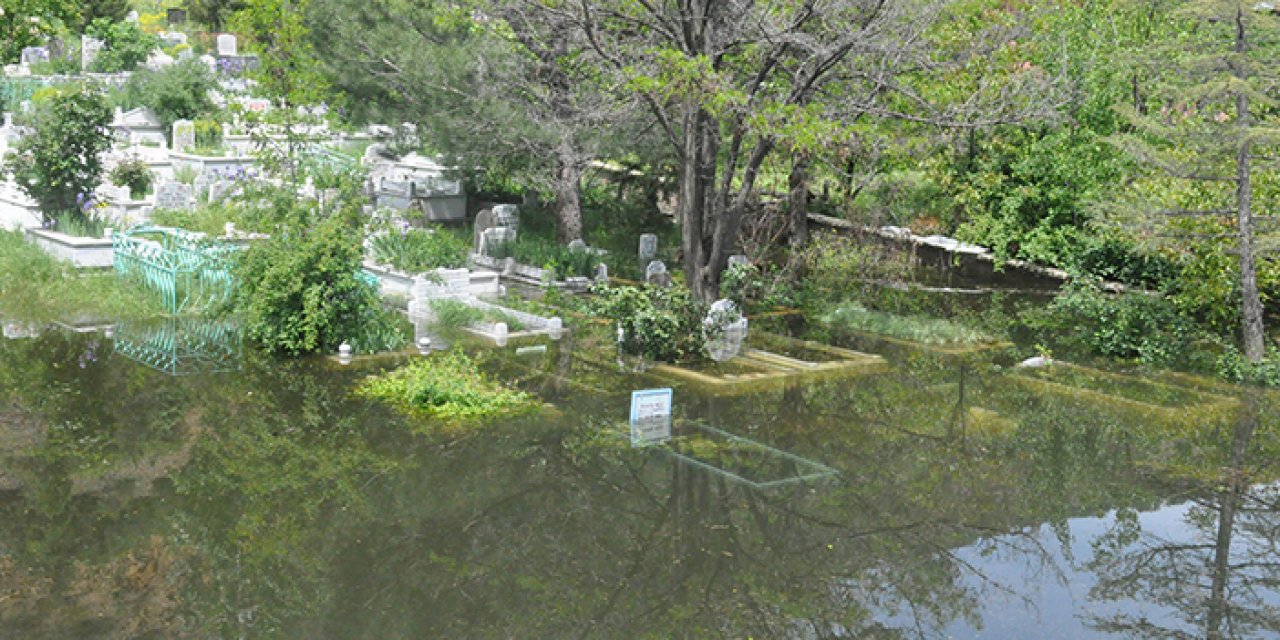 Gümüşhane'de sağanak yağış mezarlığı suya gömdü
