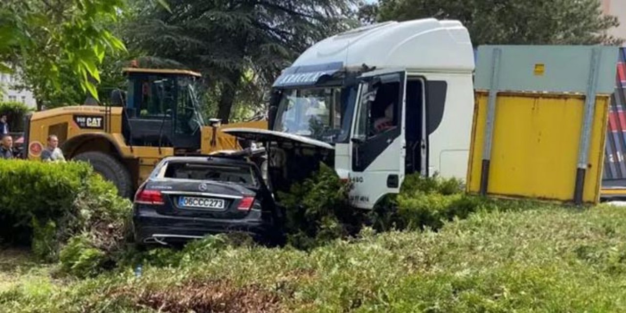 Nevşehir’de TIR İl Özel İdare’nin bahçesine uçtu