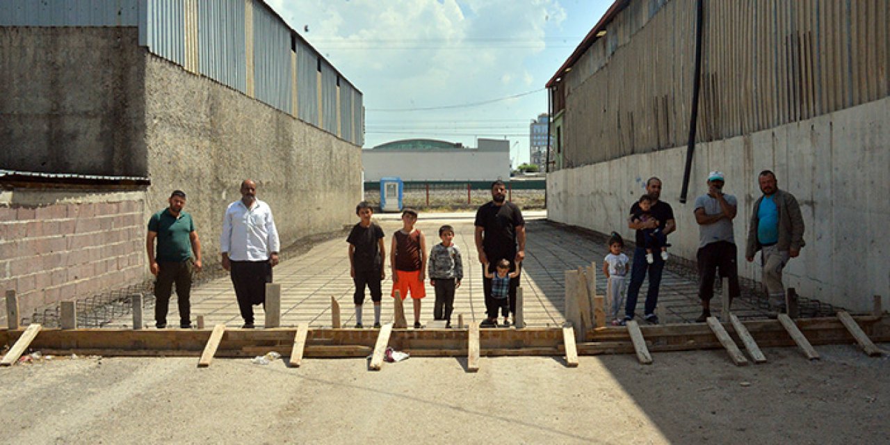 Tapulu malım diyerek sokağı kapattı