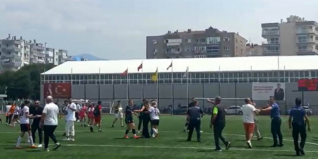 Sahaya inen taraftarlar kadın futbolculara saldırdı