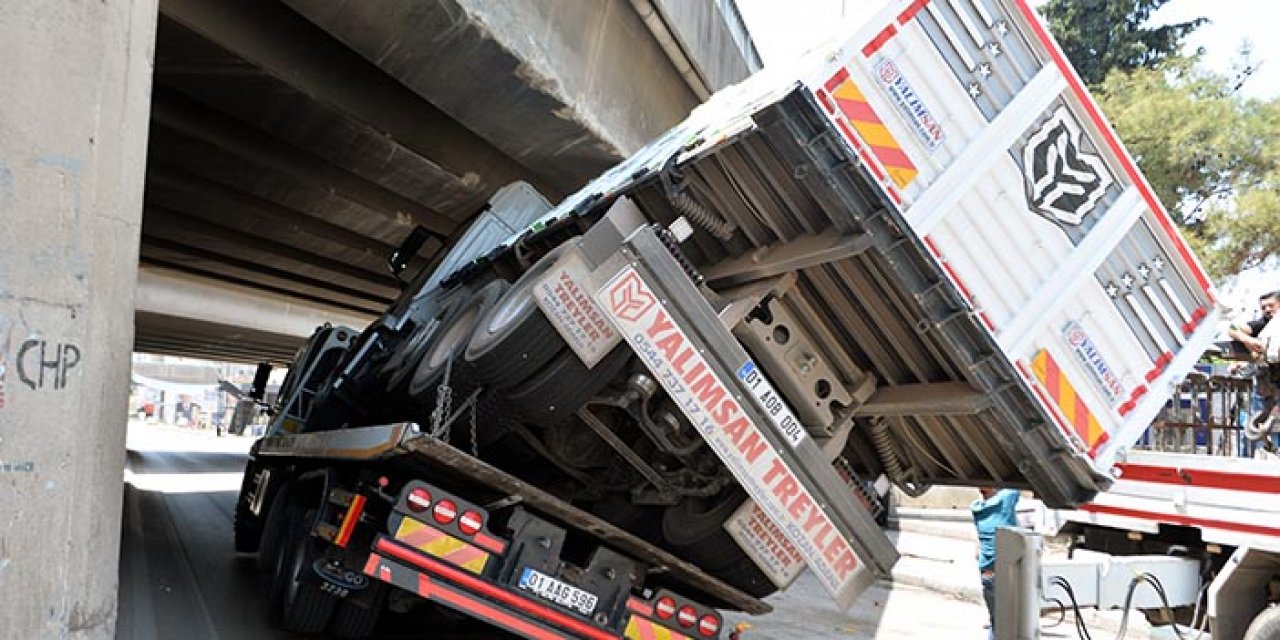 Adana’da kamyon kasası köprüye sıkıştı