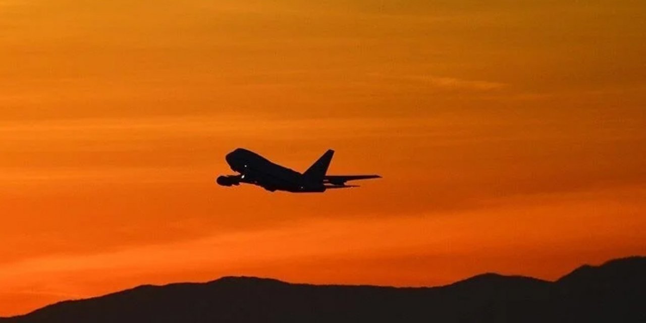 Uçağın havada kapısı açıldı: İçinde 194 yolcu vardı