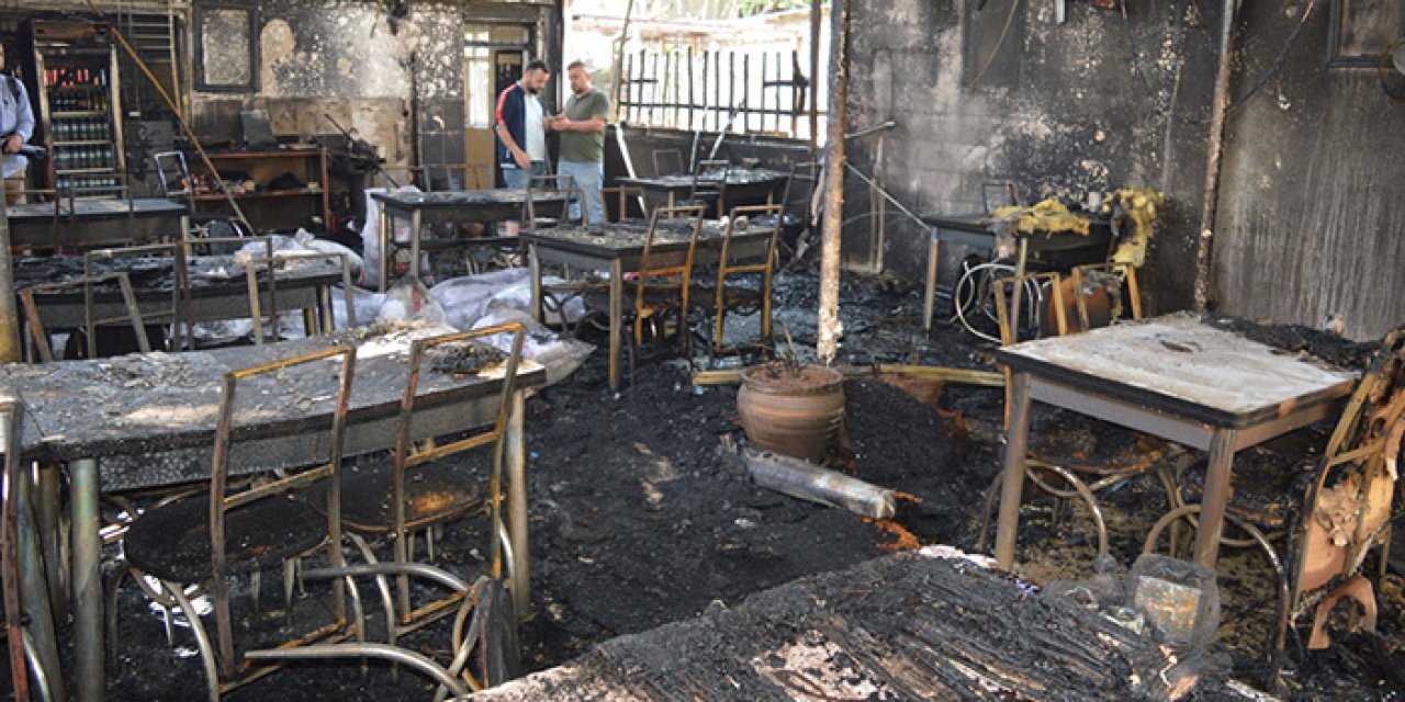 Çıkan yangında 3 iş yeri yandı