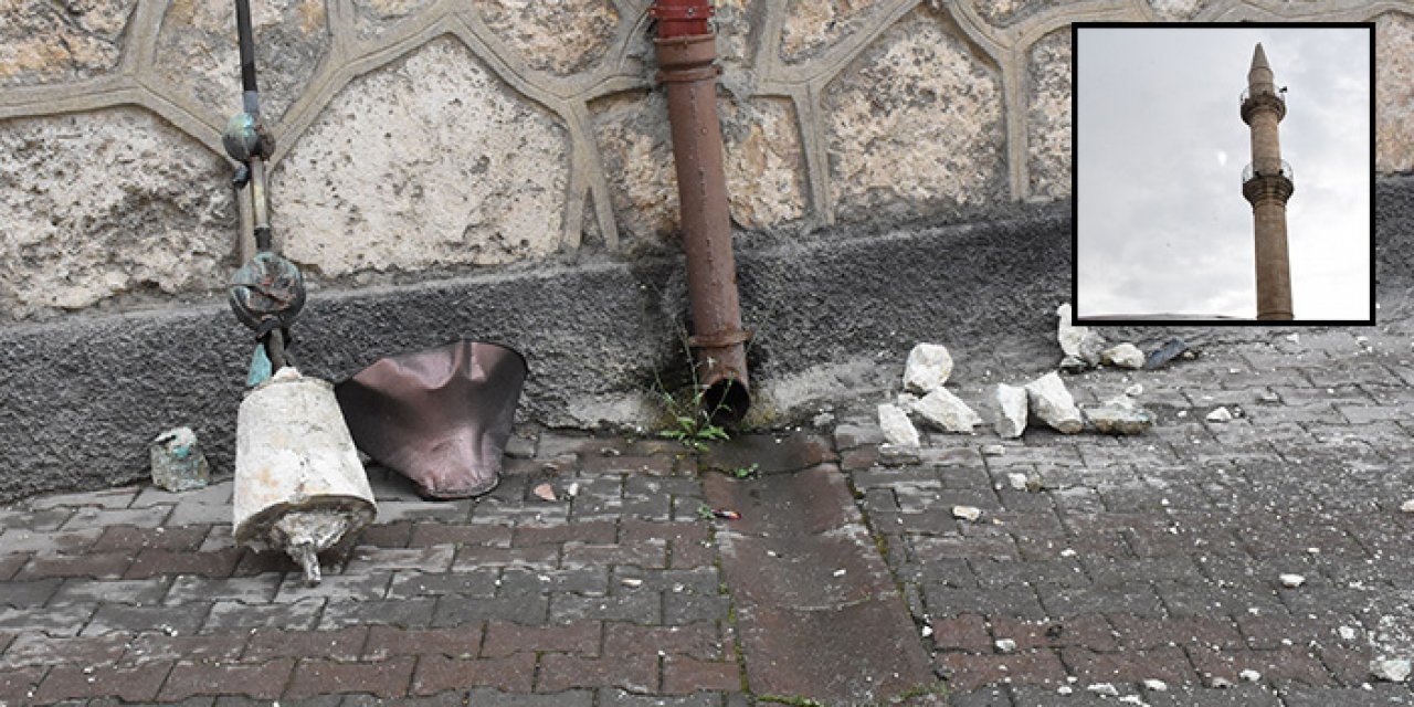 Cemaat namazdayken minareye yıldırım düştü