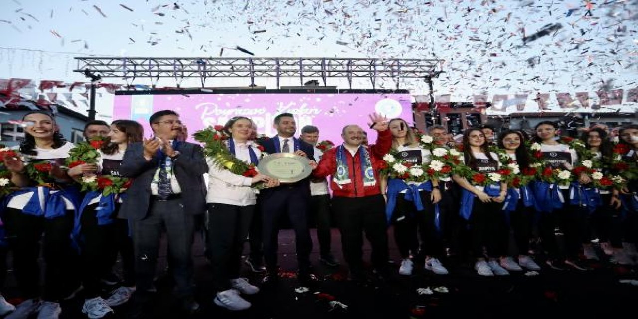 Bakan Varank, 'Poyrazın Kızları'nın şampiyonluk kutlamalarına katıldı